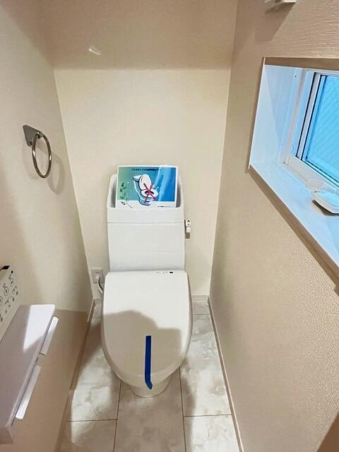 トイレ／１階トイレ：温水洗浄便座付きのトイレです。