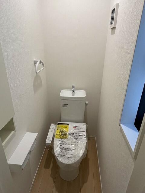 トイレ／１階トイレ：温水洗浄便座付きのトイレです。収納も付いています