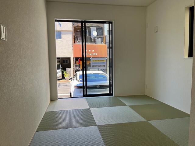 リビング以外の居室／１階の和室４．５帖：剥き出し窓があり、採光・通風大変良好です