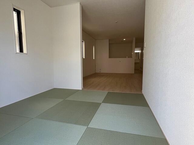 リビング以外の居室／１階の和室４．５帖：剥き出し窓があり、採光・通風大変良好です
