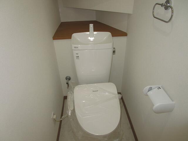 トイレ／２階のトイレ：便器・温水洗浄便座新調しました。（ＣＦ・クロス