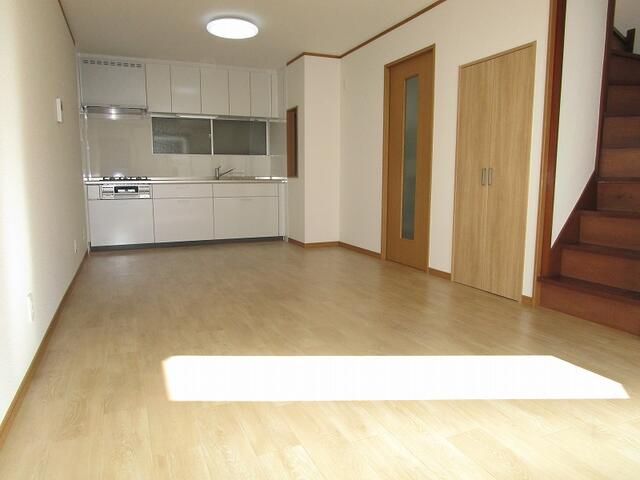 リビング／採光タップリで明るいリビングです。（フロアタイル・クロス張替