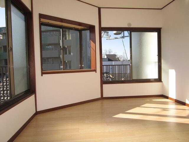 リビング以外の居室／３階洋室約５．７帖：南西からの採光タップリで室内大変明るいで