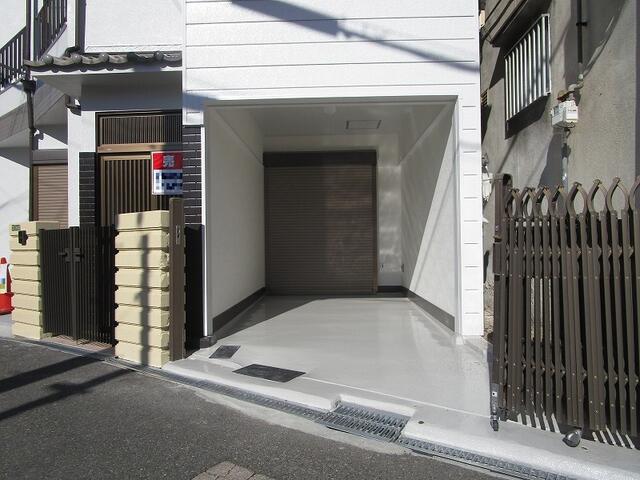 現地（駐車場）／ガレージも塗装工事済みです。※（駐車は車種による）