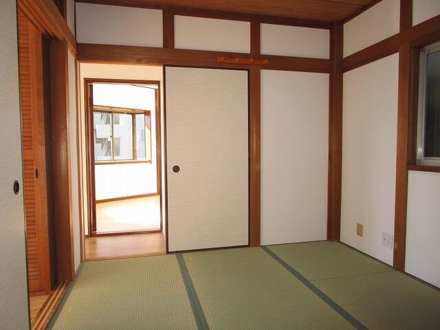 リビング以外の居室／３階和室約４．５帖：天袋付きの押入があり窓付きの床の間もあり