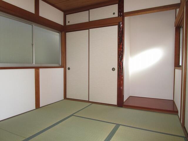 リビング以外の居室／３階和室約４．５帖：天袋付きの押入があり窓付きの床の間もあり
