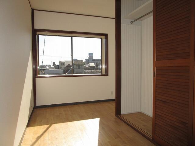 リビング以外の居室／３階洋室約４帖：南西からの採光タップリで室内大変明るいです。