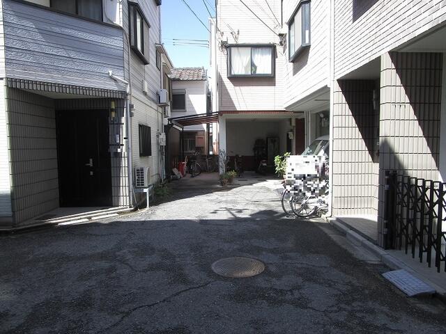 南側前面道路は幅員４ｍの位置指定道路です。