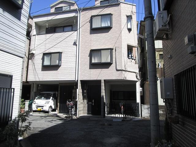 現地（外観）／南向きにつき、陽当り良好です。
