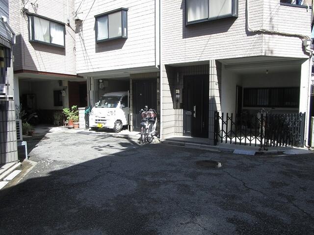 南側前面道路は幅員４ｍの位置指定道路です。