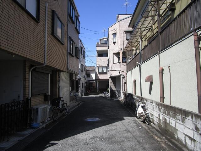 南側前面道路は幅員４ｍの位置指定道路です。