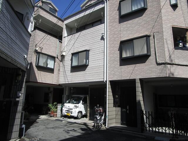現地（外観）／南向きにつき、陽当り良好です。