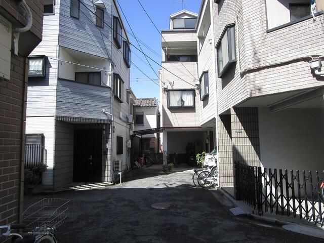 南側前面道路は幅員４ｍの位置指定道路です。