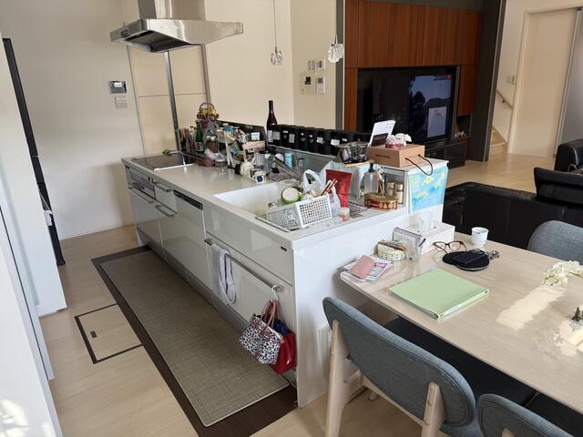 キッチン／広々キッチンで毎日の家事が楽々です。両サイドから行き来できる／撮影日2026-03-06