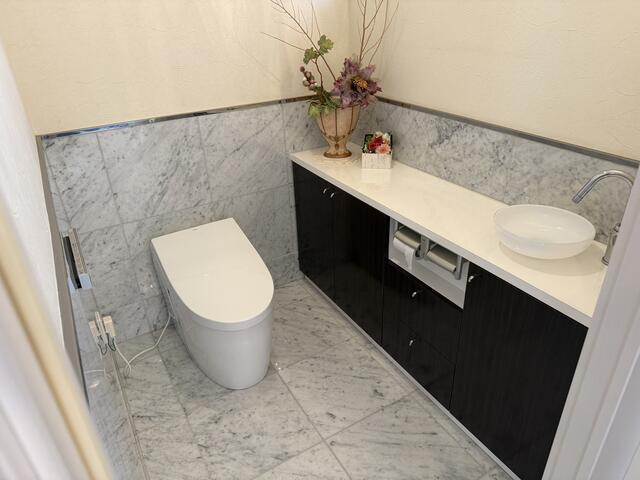 トイレ／こちらは１階のトイレです。大理石仕様となっており、高級感を演／撮影日2026-03-06