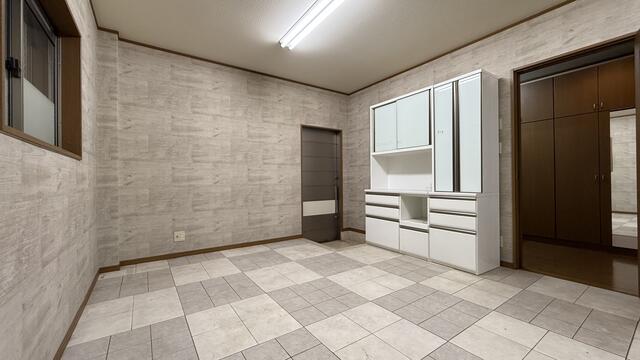 リビング以外の居室／１７．３帖洋室です！リビング、作業場、事務所としてご利用頂け