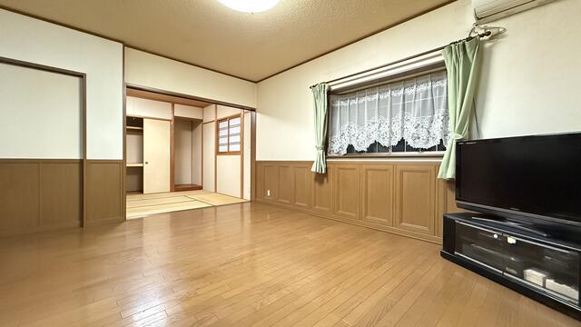 キッチン／２Ｆ１６．９帖洋室です！床暖房付き！