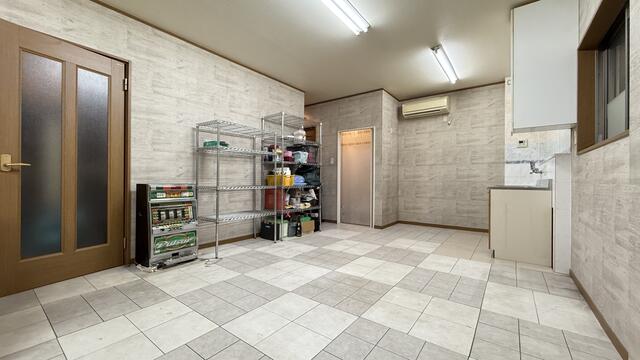 リビング以外の居室／１７．３帖洋室です！リビング、作業場、事務所としてご利用頂け