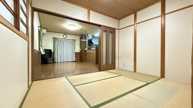 リビング／リビングの横には６帖の和室が御座います！