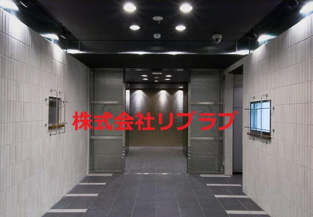 共用部エントランス／※写真は新築時であり、現況と異なる場合は現況を優先します