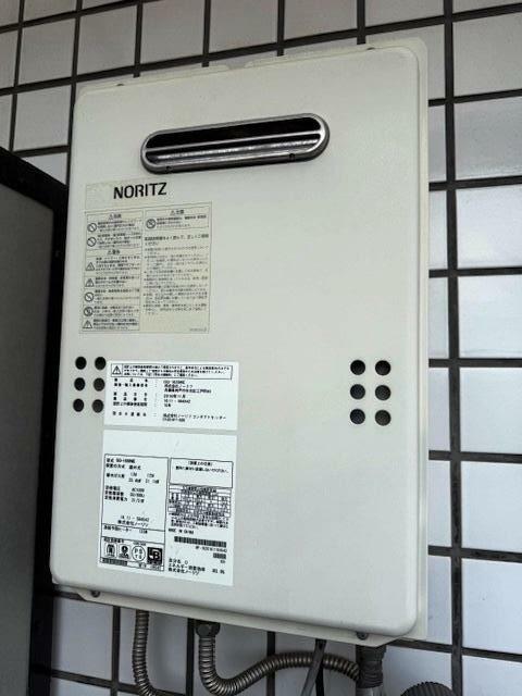 ガス湯沸かし器はバルコニーにあります