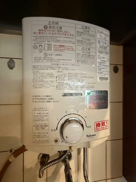 ガス湯沸かし器も残っていました（残置物）
