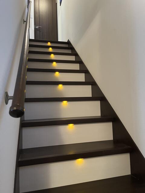 リビング以外の居室／照明付き階段