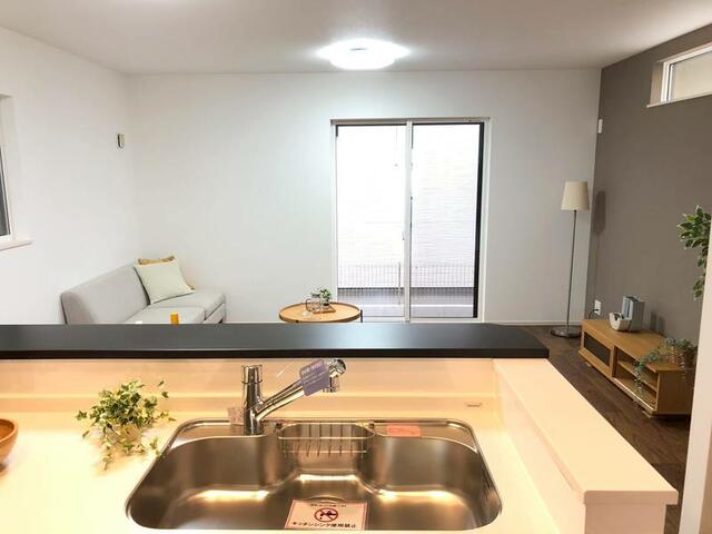 リビング／家族の会話が弾む対面キッチン。明るいリビングを見渡せる開放的／撮影日2025-10-02