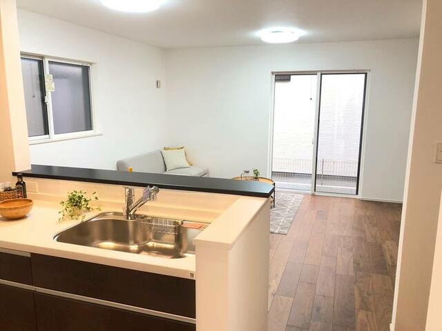 リビング／対面キッチンからリビング全体を見渡せる設計。家族との会話を楽／撮影日2025-10-02