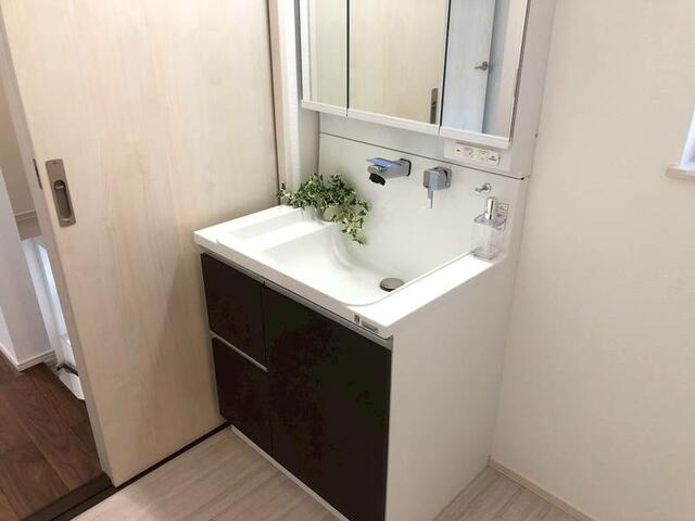 洗面台・洗面所／収納たっぷりの洗面化粧台。三面鏡タイプで、朝の身支度もスムー／撮影日2025-10-02