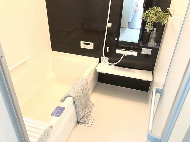 浴室／高級感あるダークパネルが印象的な浴室。ゆったり浸かれる浴槽で／撮影日2025-10-02