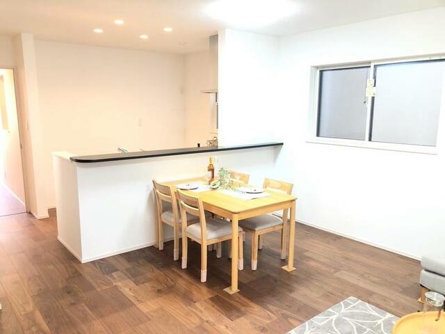 リビング／対面キッチン横のダイニングスペース。家族の会話が自然と生まれ／撮影日2025-10-02