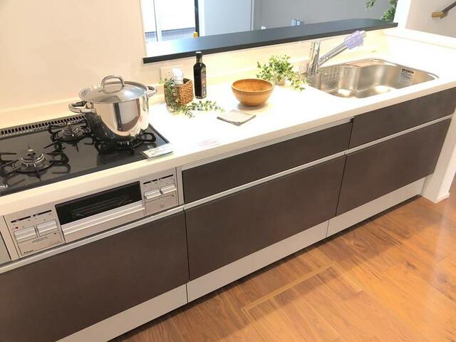 キッチン／三口コンロとグリル付きの高機能キッチン。料理の効率が上がる広／撮影日2025-10-02