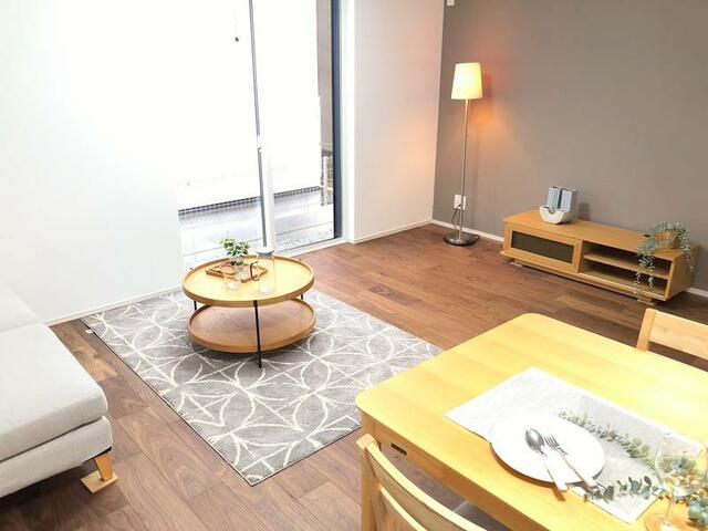 リビング／明るいリビングは南向きの窓から光が差し込み、家族が自然と集ま／撮影日2025-10-02