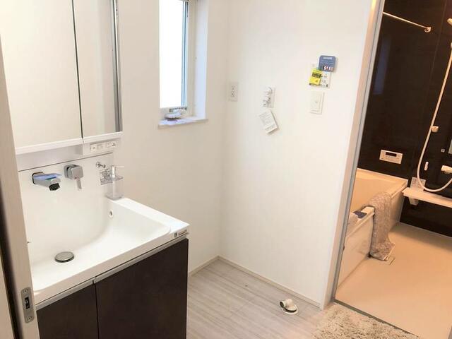 洗面台・洗面所／清潔感あふれる洗面脱衣所。浴室と隣接し、家事や身支度の動線が／撮影日2025-10-02