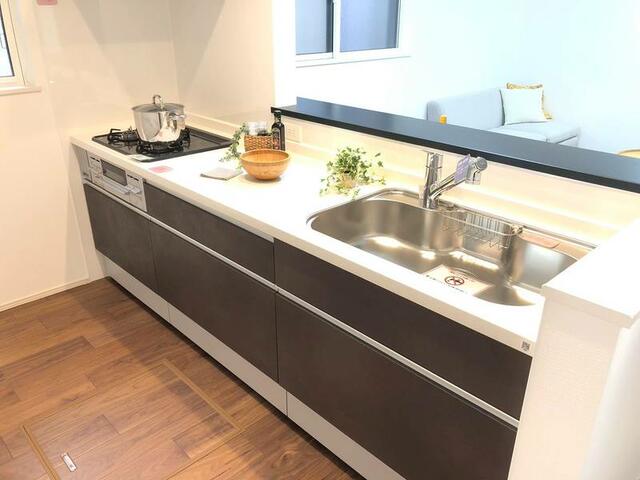 キッチン／使い勝手の良いシステムキッチン。広々カウンターと収納力で家事／撮影日2025-10-02