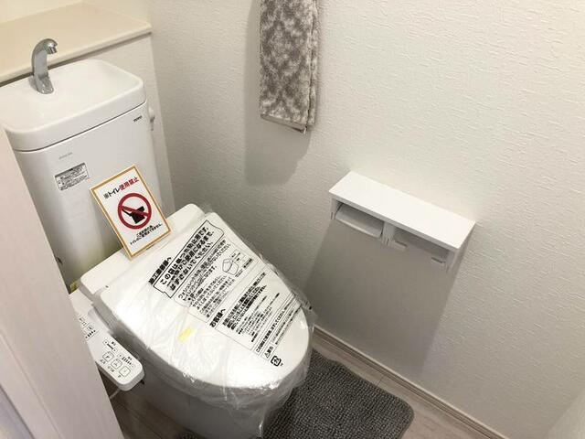 トイレ／清潔感のあるトイレ空間。温水洗浄便座付きで快適、節水型タンク／撮影日2025-10-02