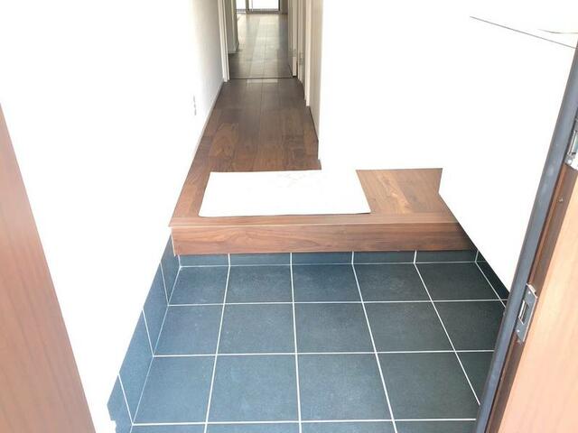 玄関／落ち着いた色合いの玄関は高級感を演出。広めの土間で荷物の出し／撮影日2025-10-02