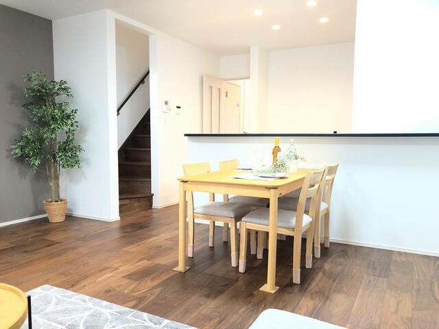 リビング／キッチンと階段が近く、家族の動きを感じやすい間取り。明るく開／撮影日2025-10-02