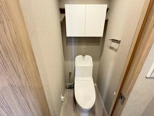 トイレ／温水洗浄便座を備えたトイレは、壁面収納付きで掃除用品や消耗品／撮影日2026-01-20