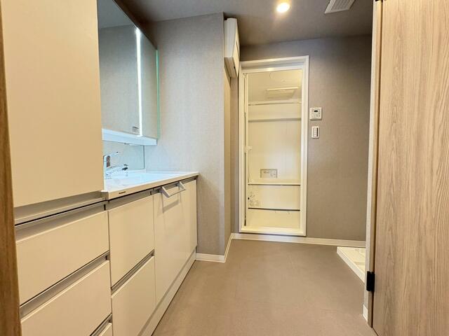 洗面台・洗面所／洗面室は収納付きの洗面化粧台を設け、身支度や家事がしやすい空／撮影日2026-01-20