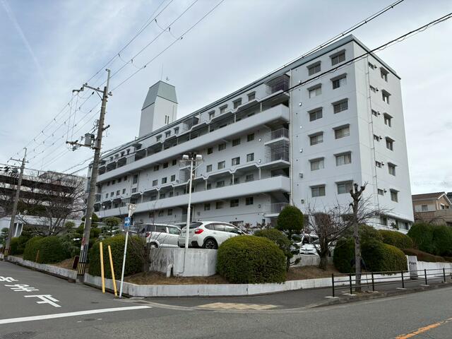 現地（外観）／落ち着いた色合いの外観が印象的な分譲マンション。敷地内は植栽／撮影日2026-01-20