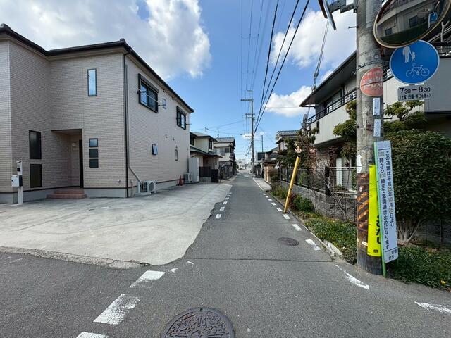 現地（外観）／交通量の少ない住宅街に位置し、落ち着いた住環境が魅力の前面道／撮影日2026-02-02