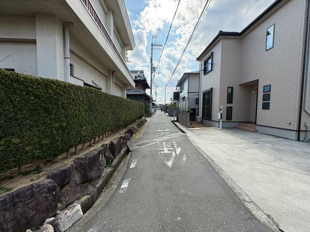 現地（外観）／前面は生活道路のため交通量が少なく、落ち着いた住環境が広がり／撮影日2026-02-02