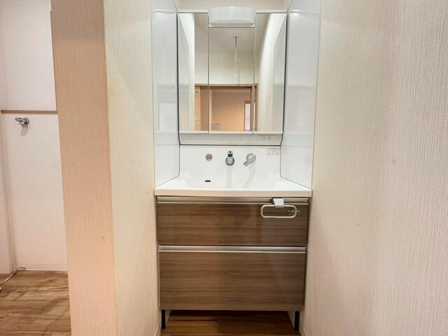 洗面台・洗面所／収納力のある洗面化粧台を備え、身支度や家事がしやすい空間。三／撮影日2026-02-02