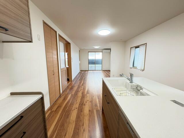 キッチン／キッチンからリビング全体を見渡せる、一直線に広がるＬＤＫ。家／撮影日2026-02-02