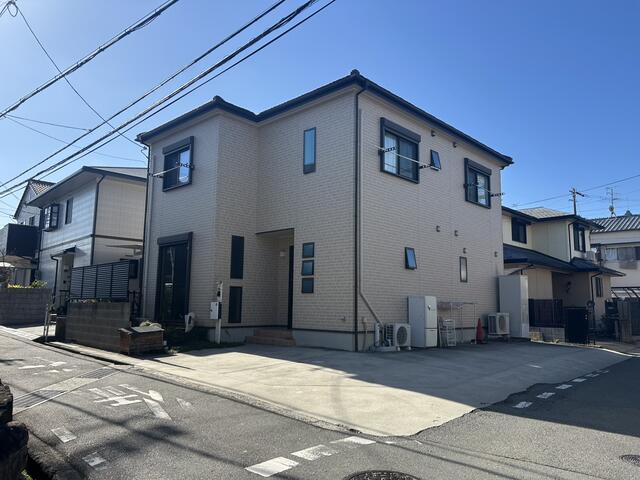 現地（外観）／角地に位置し、開放感のある外観が印象的な２階建て住宅。駐車ス／撮影日2026-02-02