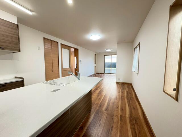 キッチン／対面キッチンからリビングまで見渡せる開放的なＬＤＫ。一直線の／撮影日2026-02-02