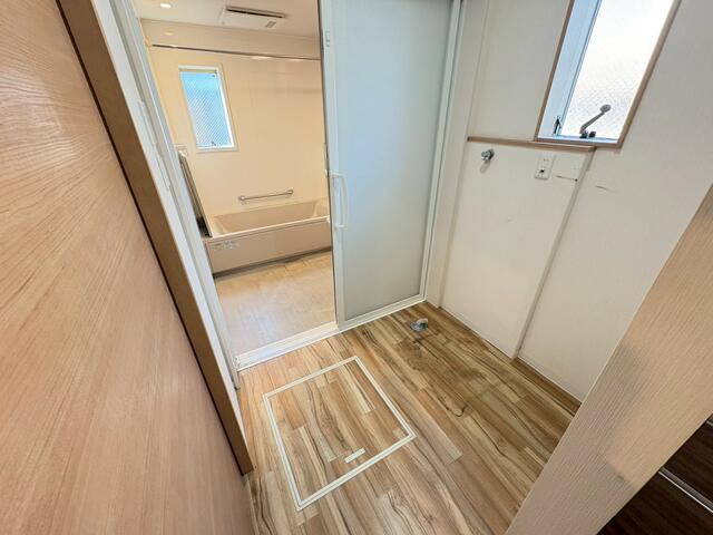 洗面台・洗面所／洗面脱衣室はゆとりのある広さを確保し、洗濯動線もスムーズ。室／撮影日2026-02-02