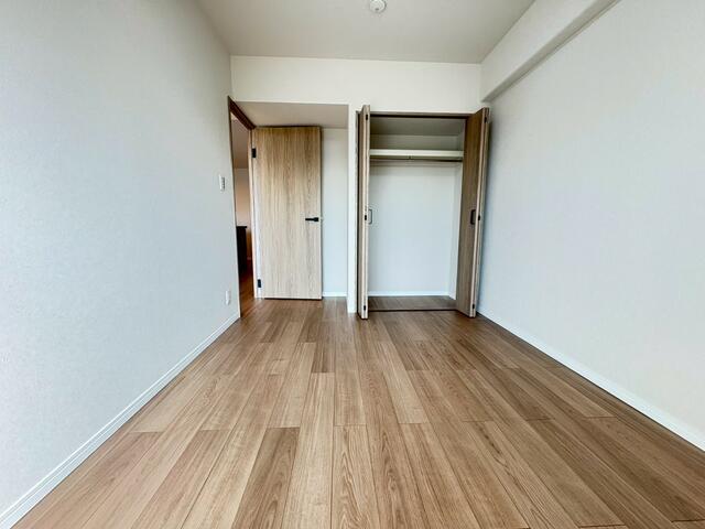 リビング以外の居室／すっきりとした形で家具配置がしやすい洋室。クローゼット付きで／撮影日2026-02-04